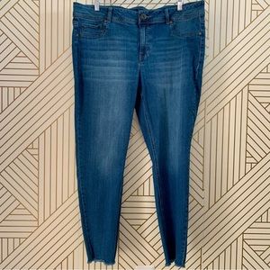 🍀3/$30 Maurices Raw Hem Skinny Jeans light wash raw distressed hem cotton 20 R